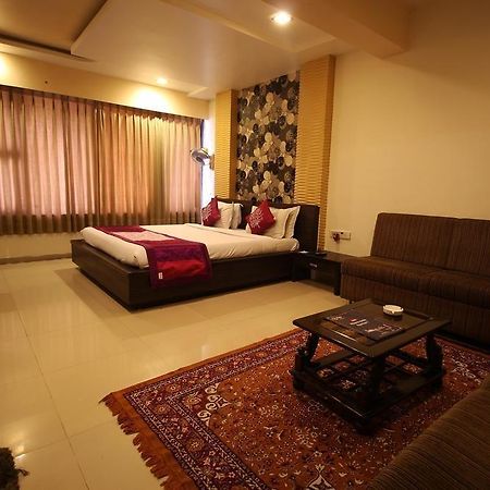 Hotel Oyo Premium Law Garden C G Road Ahmedabad Exterior foto