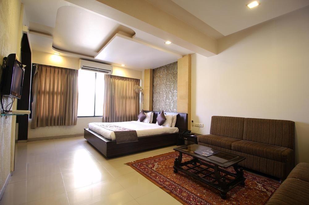 Hotel Oyo Premium Law Garden C G Road Ahmedabad Exterior foto