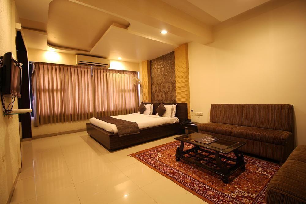 Hotel Oyo Premium Law Garden C G Road Ahmedabad Exterior foto