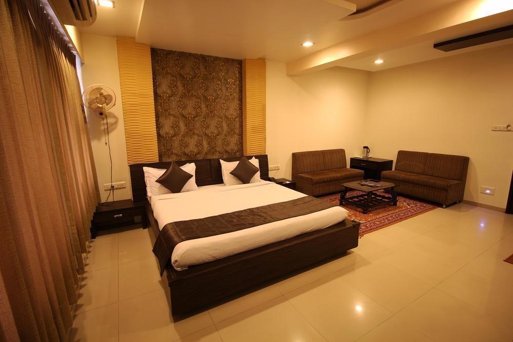 Hotel Oyo Premium Law Garden C G Road Ahmedabad Exterior foto