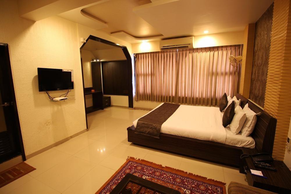Hotel Oyo Premium Law Garden C G Road Ahmedabad Exterior foto
