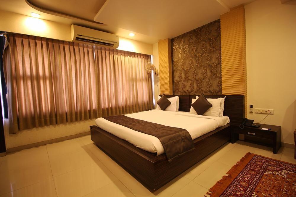 Hotel Oyo Premium Law Garden C G Road Ahmedabad Exterior foto